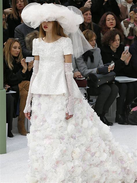 robe de mariée chanel 2017|Les plus belles robes de mariée Chanel par Karl Lagerfeld.